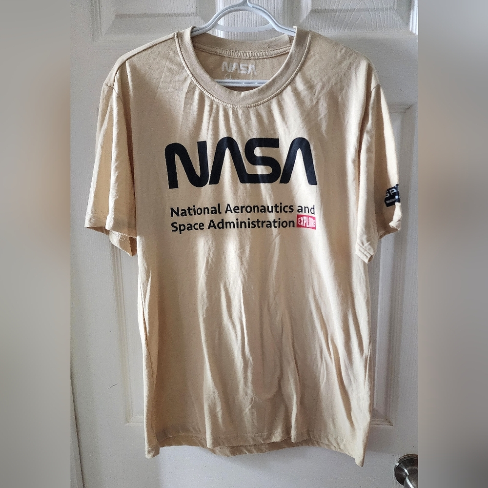 💐2/$25 NASA Classic Graphic T-Shirt in Cream with Black Accents, size Large